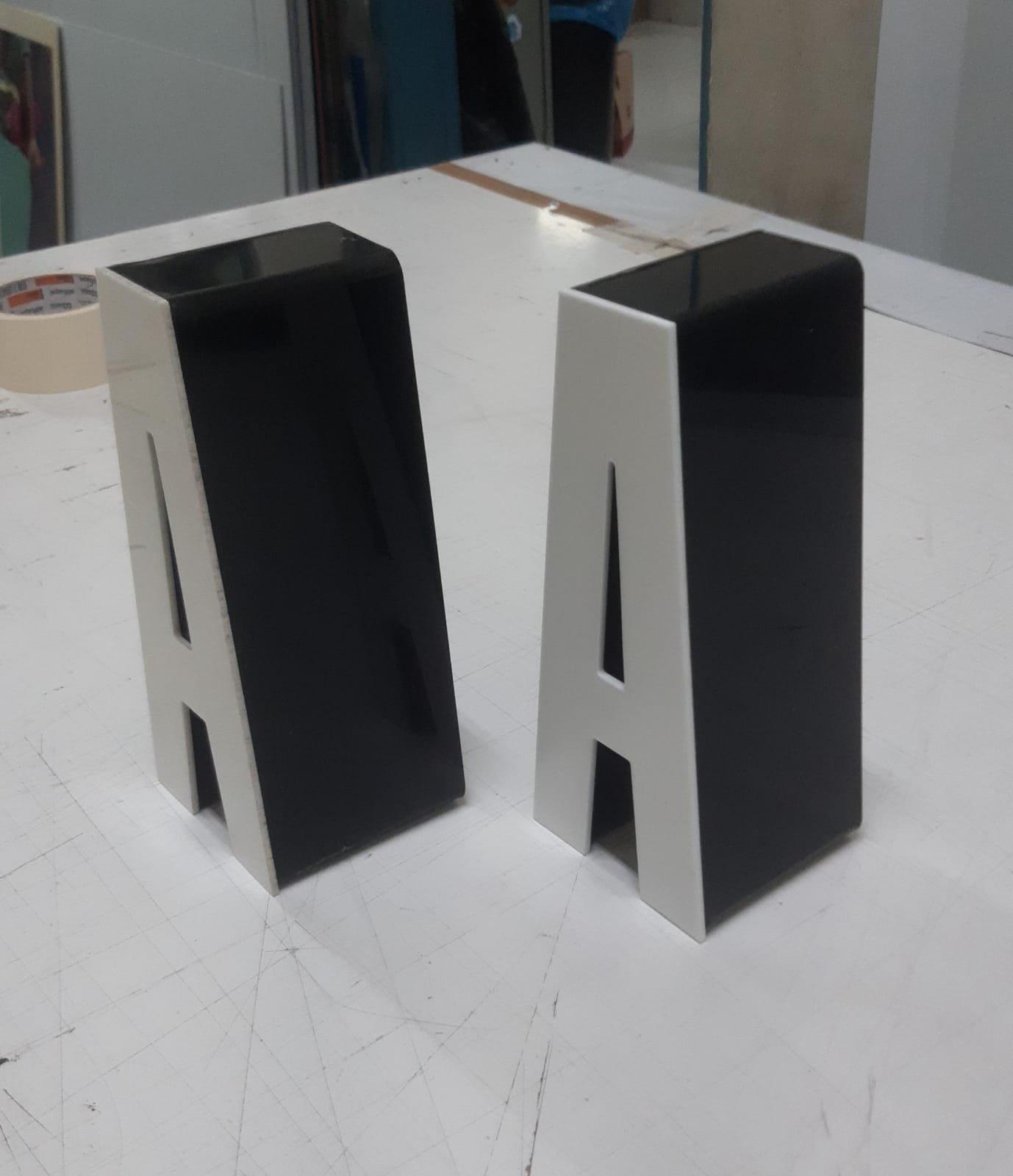 Letra Caixa / ACRILICO/PVC/MDF/METAL - 32